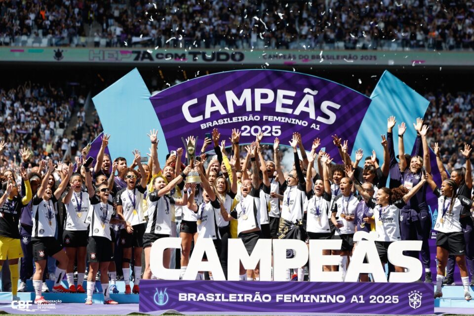 Jogadoras do Corinthians comemoram título do futebol feminino