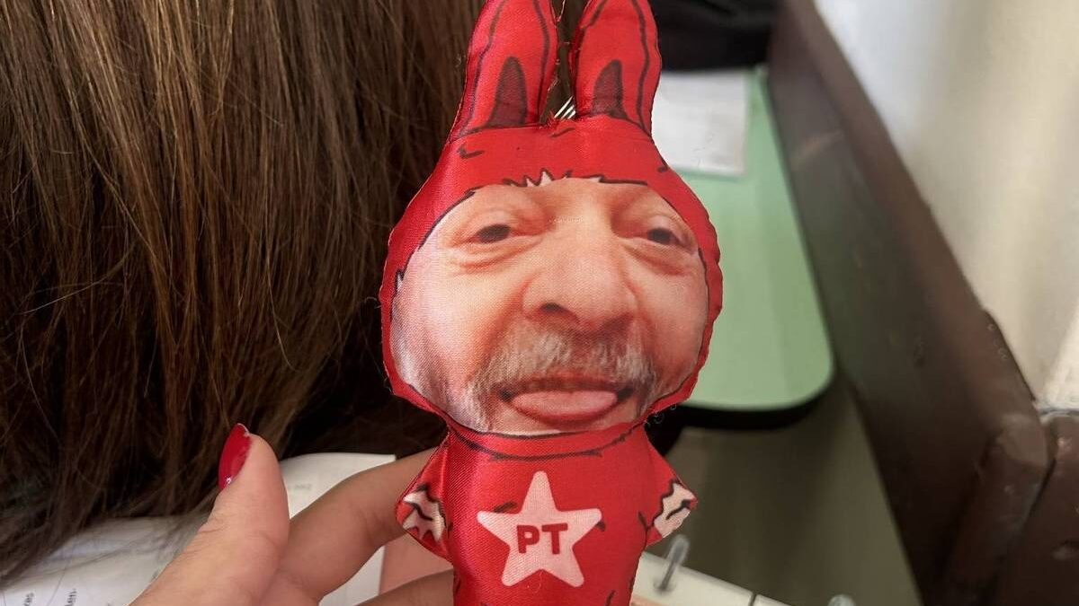 'Lalulu', boneco que mistura Labubu e Lula, viraliza nas redes sociais Produto não oficial pode ser encontrado em sites de compras