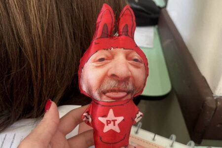'Lalulu', boneco que mistura Labubu e Lula, viraliza nas redes sociais Produto não oficial pode ser encontrado em sites de compras