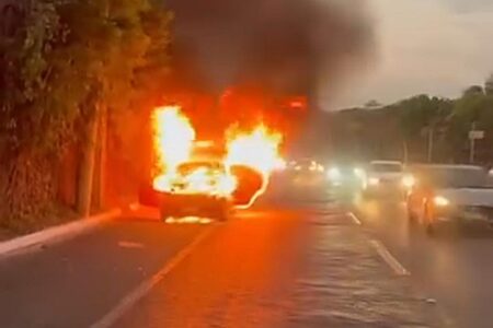 Imagem do veículo pegando fogo