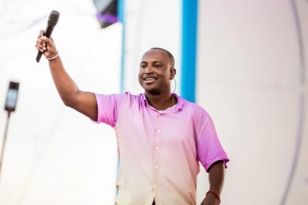 Thiaguinho se apresenta em Goiânia neste sábado com o show ' Tardezinha – 10 anos'