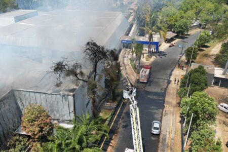 Bombeiros apontam rachaduras e risco estrutural após incêndio em espaço de festas