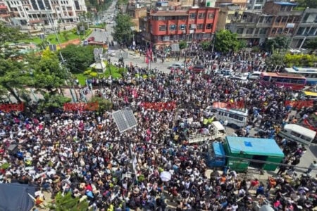 Premier do Nepal renuncia após protestos contra bloqueio de redes sociais tomarem as ruas do país manifestantes incendiarem Parlamento