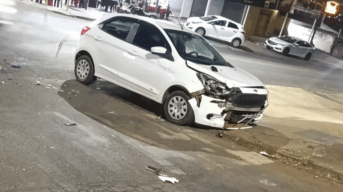 Carro branco após batida