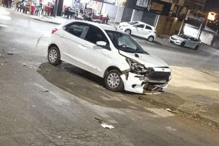 Carro branco após batida