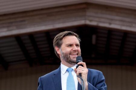 Vance substitui Charlie Kirk em podcast e promete retaliação contra esquerda