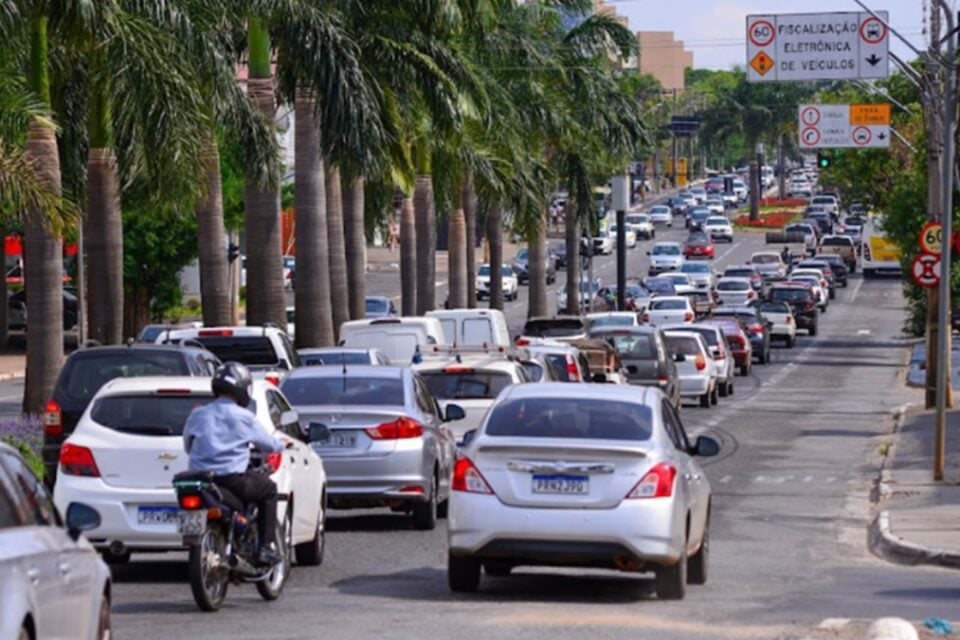 Goiânia registra quase 340 multas por dia por direção na faixa de ônibus