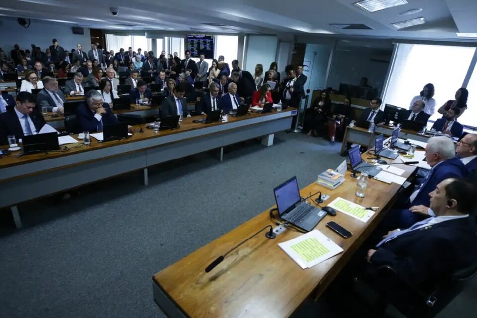 CCJ do Senado rejeita PEC da Blindagem por unanimidade Proposta foi aprovada por ampla maioria na Câmara, com 353 votos