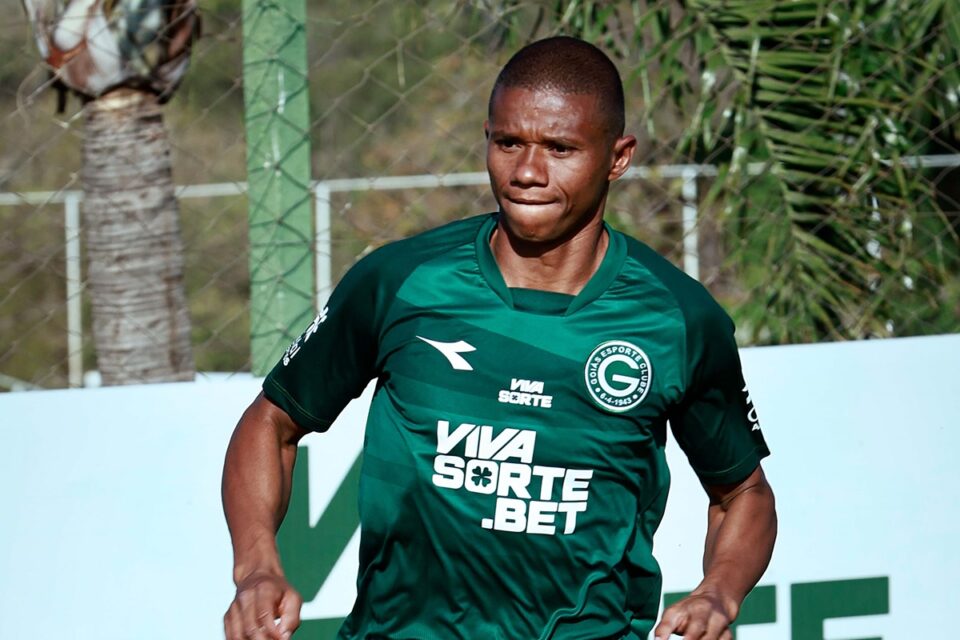 Juninho, em treino pelo Goiás