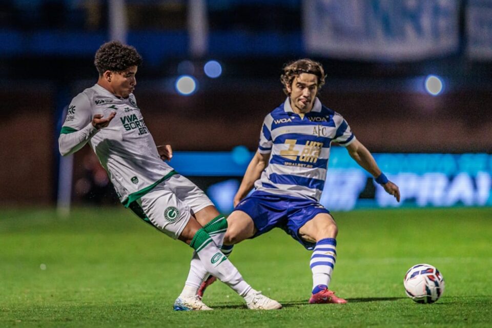 Pedrinho em jogo pelo Goiás diante do Avaí