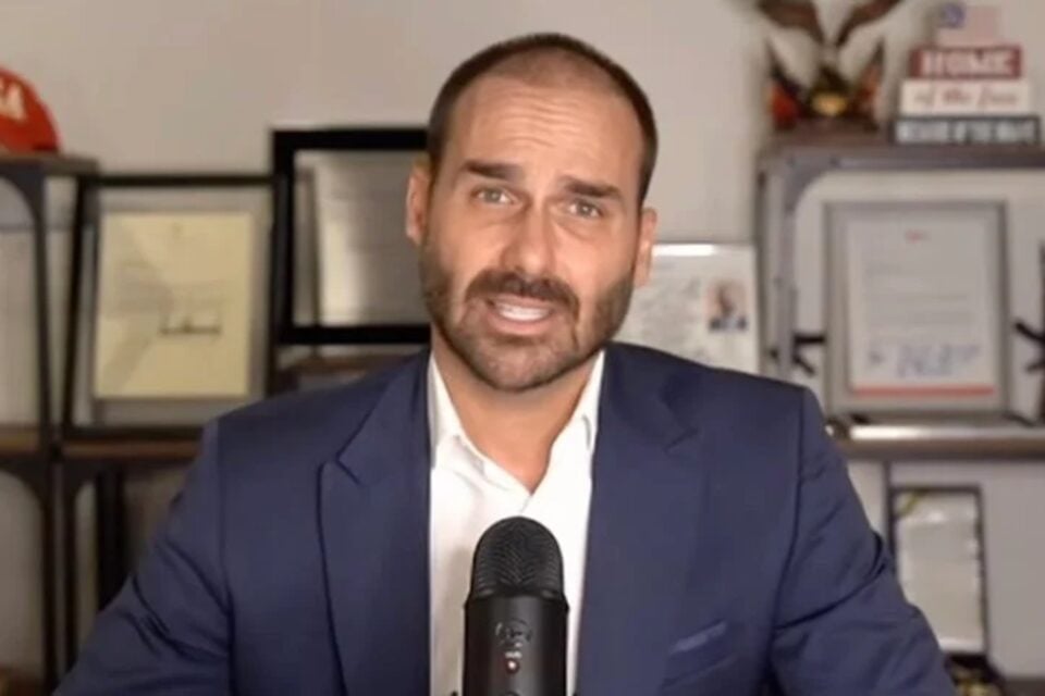 Eduardo Bolsonaro pede para votar dos EUA, mas falta até às sessões virtuais da Câmara