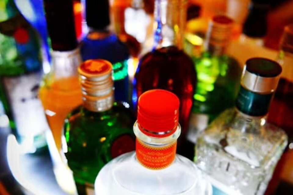 PCC pode ter ligação com casos de intoxicações por metanol em SP; entenda intoxicadas depois de consumir gin adulterado
