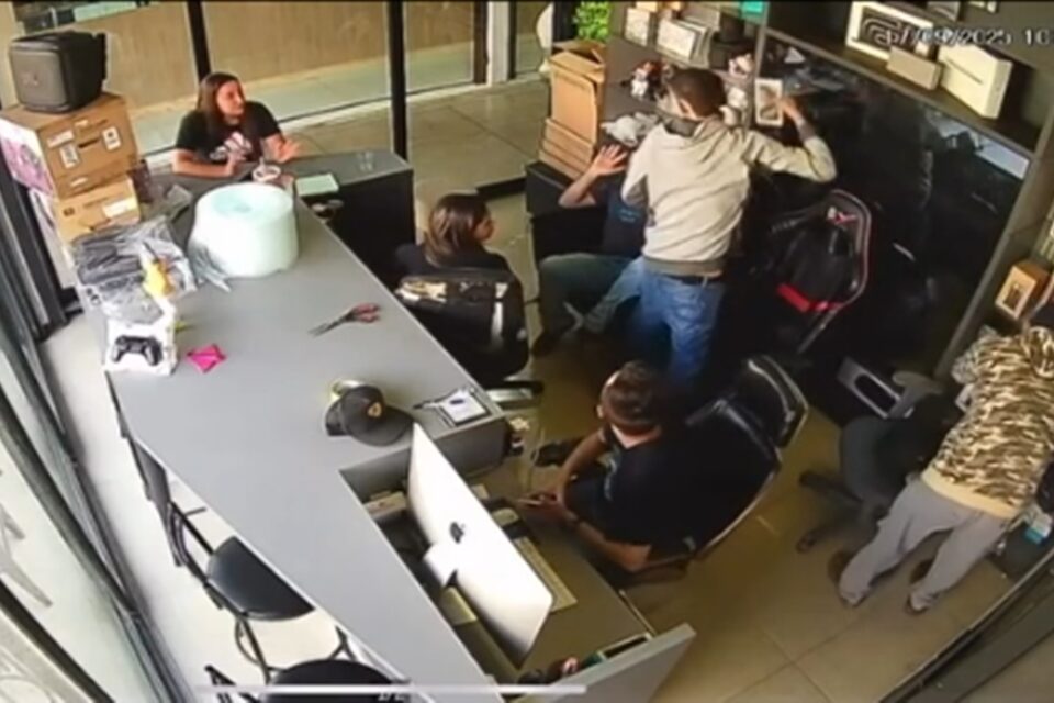 PM procura suspeitos de assaltar galeria próximo a camelódromo de Goiânia