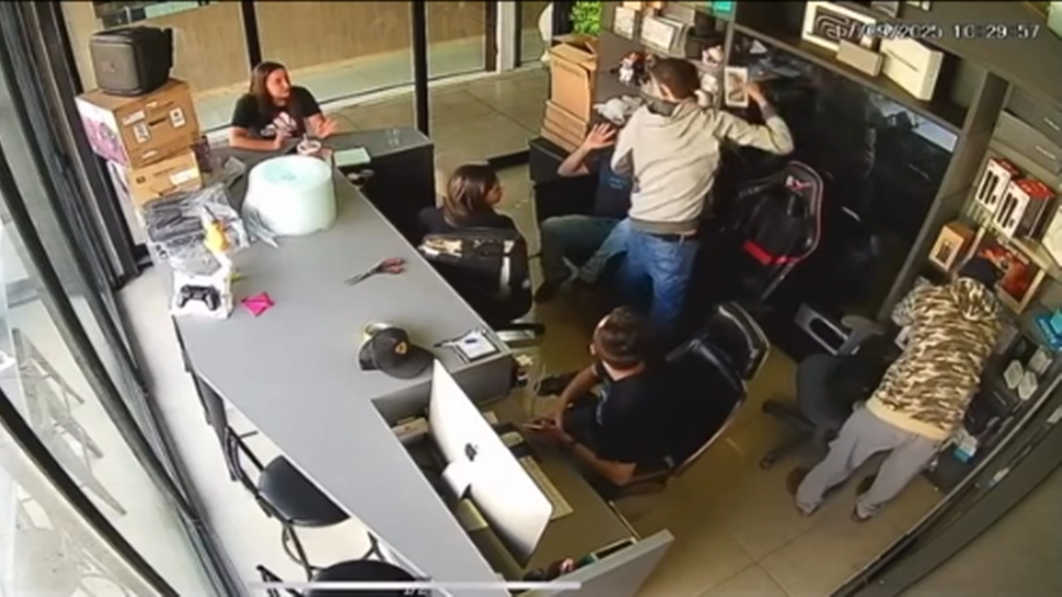 PM procura suspeitos de assaltar galeria próximo a camelódromo de Goiânia