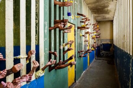 Suposto serial killer se envolve em briga na prisão e agentes usam bala de borracha em Rio Verde