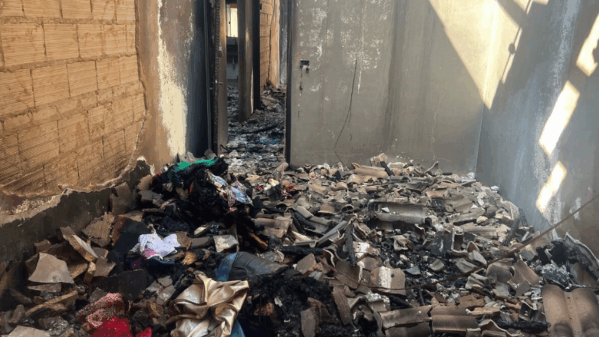 Imagem da casa destruída após o incêndio