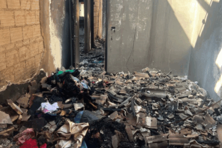 Imagem da casa destruída após o incêndio