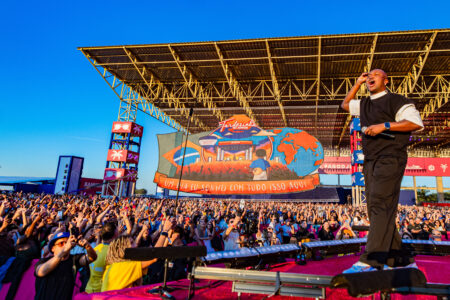 Show com Thiaguinho é destaque no fim de semana em Goiânia; confira a programação