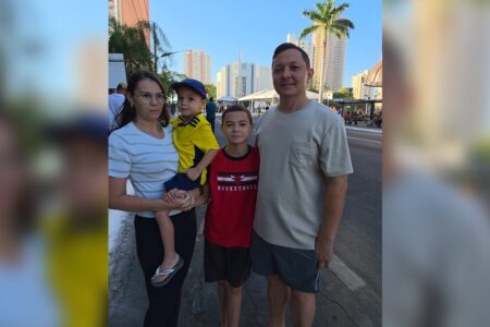 Famílias mantêm a tradição ao participar do desfile cívico-militar em Goiânia