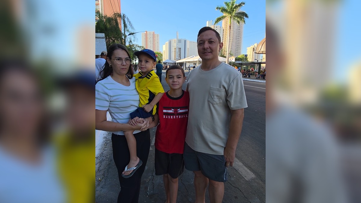Famílias mantêm a tradição ao participar do desfile cívico-militar em Goiânia