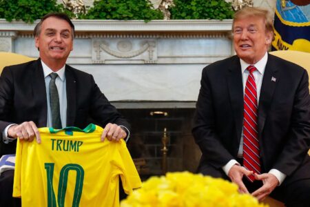 Políticos pedem fim de sanções impostas ao Brasil Deputados dos EUA acusam Trump de minar a democracia brasileira ao proteger Bolsonaro