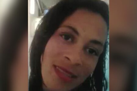 Menino de 9 anos esfaqueia a própria mãe e ela pede um último abraço antes de morrer Caline Arruda foi morta com uma facada no abdômen