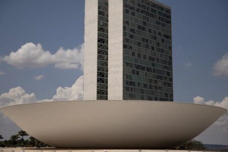 Foto mostra o prédio do Congresso Nacional da perspectiva da Câmara (Foto: Agência Brasil)
