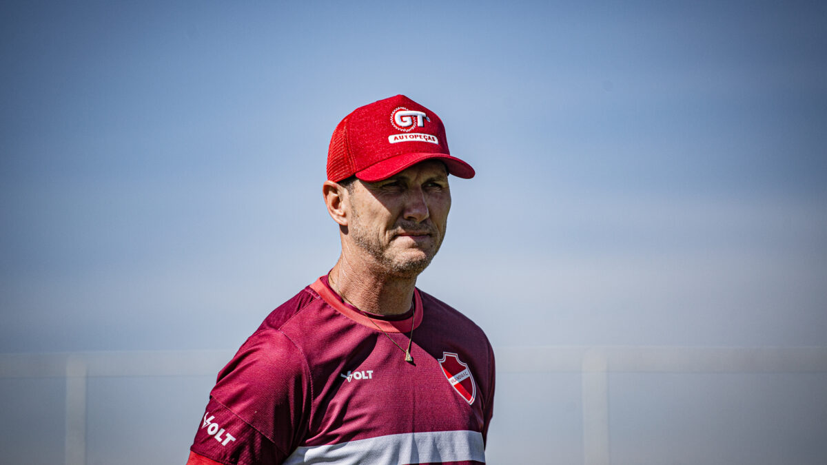 Paulo Turra teve a semana livre para treinar o Vila Nova antes de enfrentar Athletic