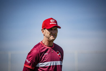 Paulo Turra teve a semana livre para treinar o Vila Nova antes de enfrentar Athletic