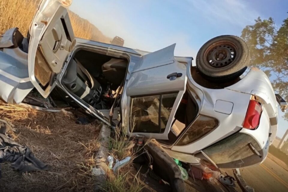 Imagem do veículo capotado