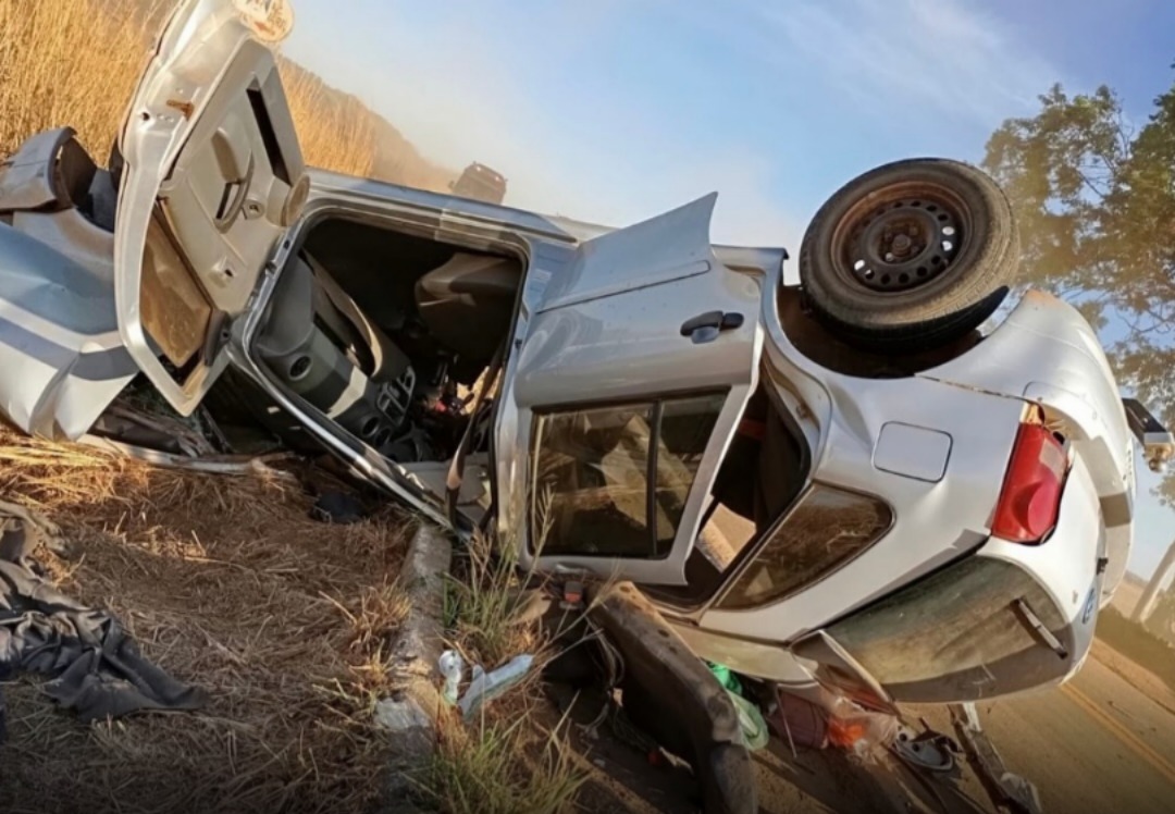 Imagem do veículo capotado