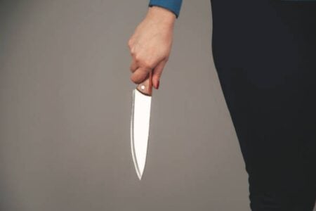 Mulher com faca ameaça clientes e funcionários em supermercado de Pires do Rio