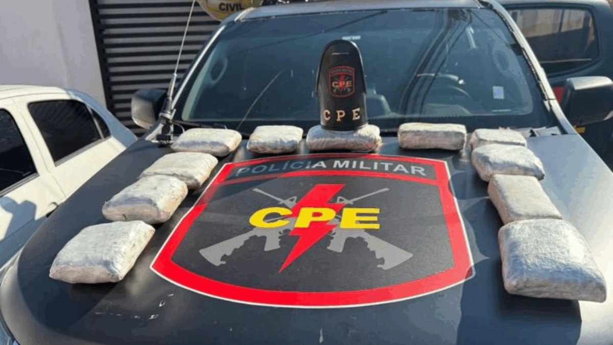 Imagem da droga apreendida no capô da viatura