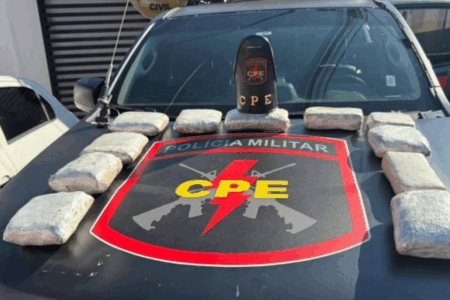 Imagem da droga apreendida no capô da viatura