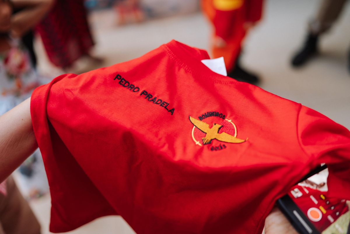 Presente que Pedro ganhou da equipe dos Bombeiros (Foto: Arquivo cedido ao Mais Goiás)