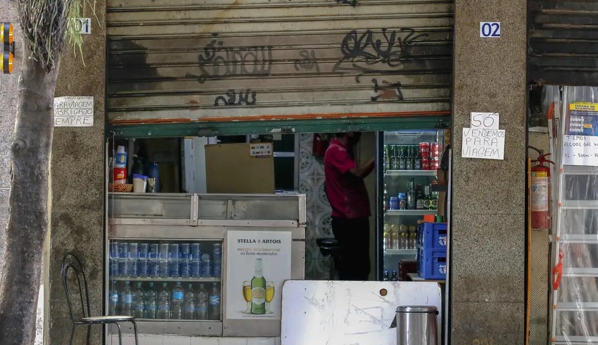 PF abre inquérito sobre metanol em bebidas e suspeita de distribuição além de São Paulo intoxicação por metanol em 2025