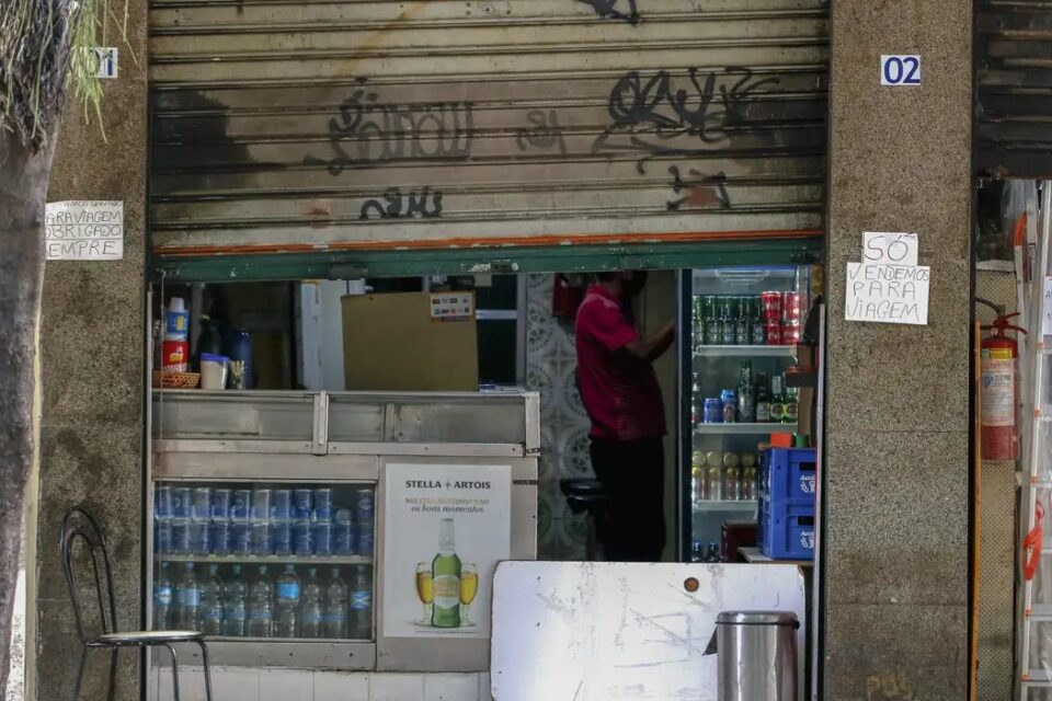 PF abre inquérito sobre metanol em bebidas e suspeita de distribuição além de São Paulo intoxicação por metanol em 2025