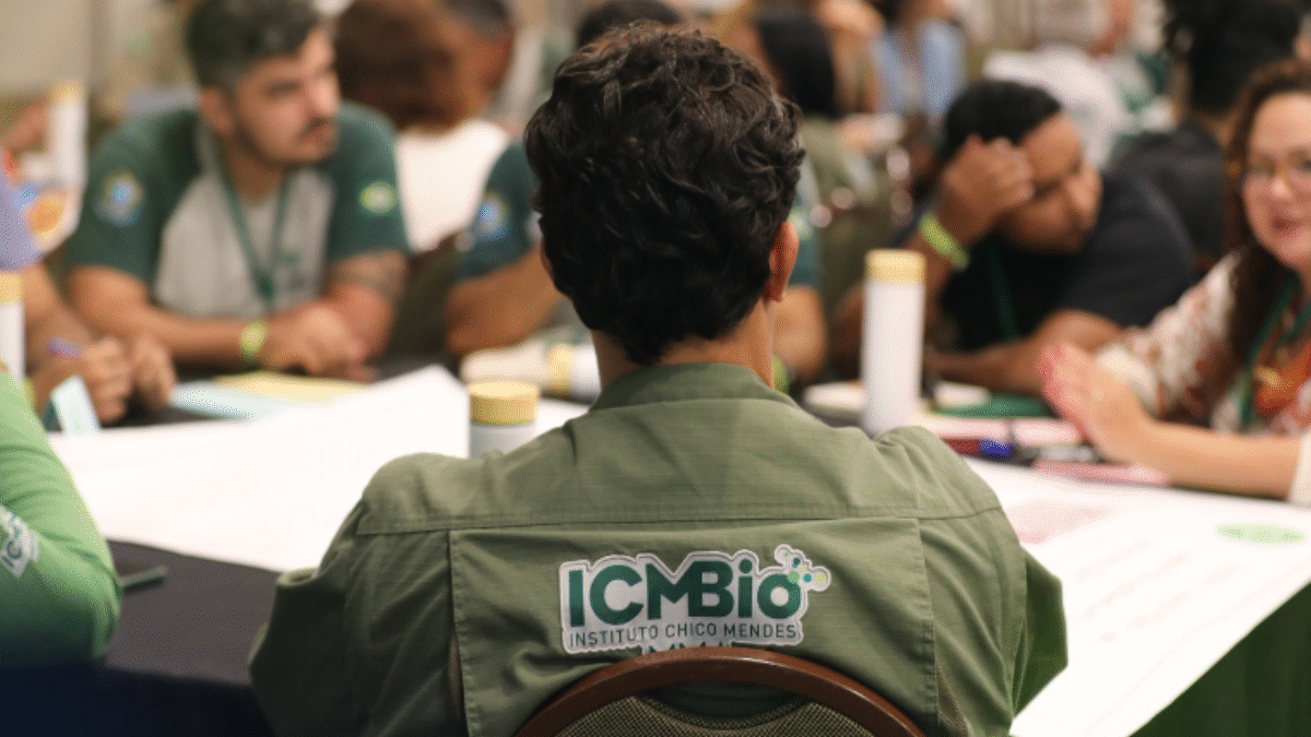 Imagem de um homem com o uniforme da ICMBio de costas