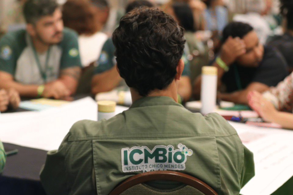 Imagem de um homem com o uniforme da ICMBio de costas