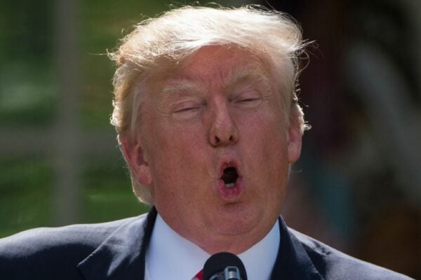 Trump publica nova imagem de IA com Jesus em meio a polêmica com Papa Presidente é abraçado por santidade em nova montagem