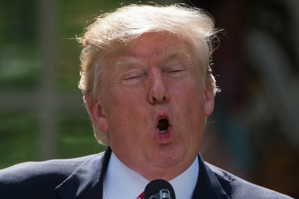 Trump publica nova imagem de IA com Jesus em meio a polêmica com Papa Presidente é abraçado por santidade em nova montagem