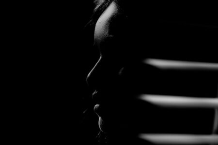 Mãe de bebê que viveu em cercadinho no Hugol diz que era impedida de vê-lo