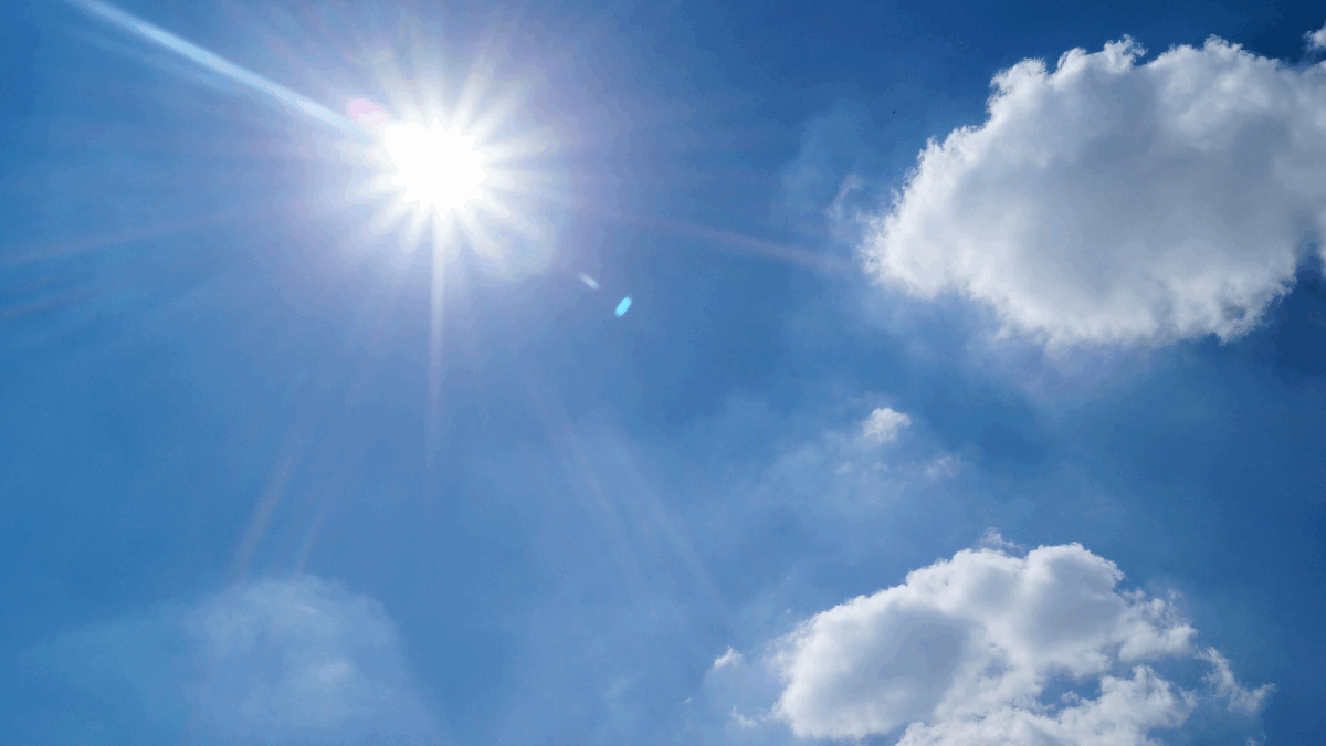 Imagem do céu com nuvens e um sol