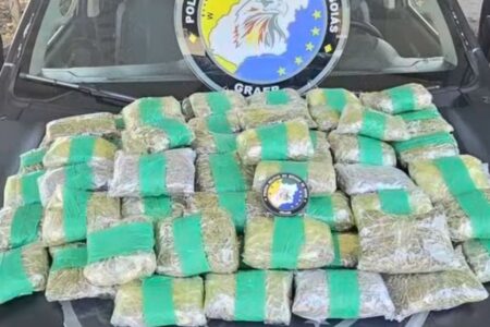 Helicóptero da PM atua em abordagem a veículo que levava 80 porções de maconha