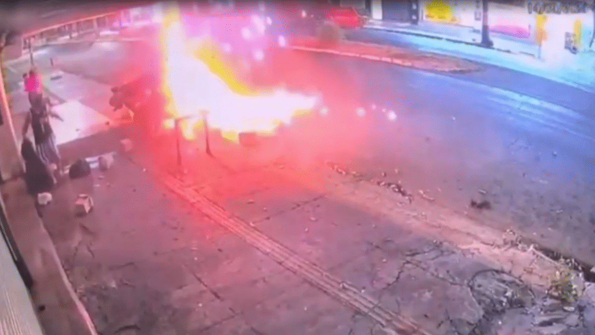 Motocicleta explodiu ao atingir poste em alta velocidade, em Goiânia (Foto: reprodução)
