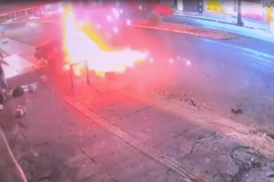 Motocicleta explodiu ao atingir poste em alta velocidade, em Goiânia (Foto: reprodução)