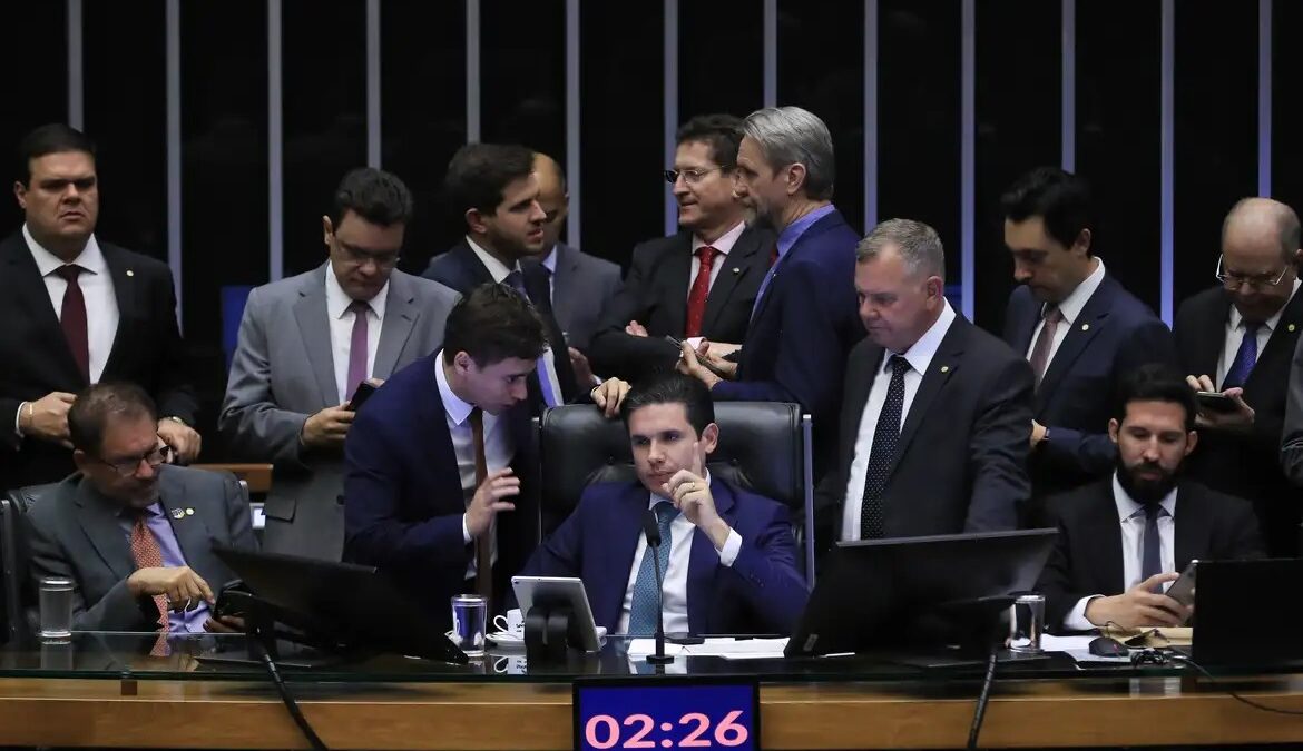 PEC da blindagem é aprovada por deputados e vai ao Senado Texto retoma voto secreto e dificulta ação judicial contra parlamentar