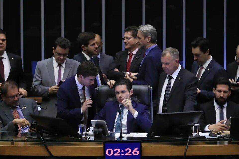 PEC da blindagem é aprovada por deputados e vai ao Senado Texto retoma voto secreto e dificulta ação judicial contra parlamentar