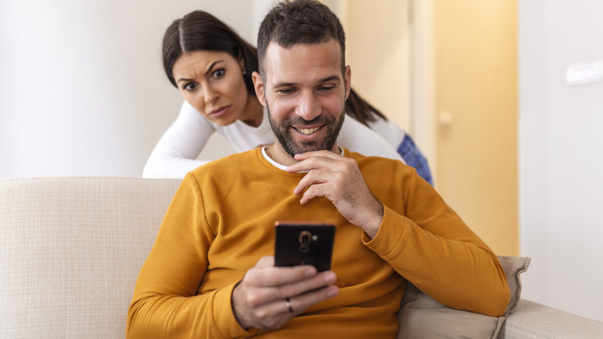 contou como descobriu a prova da infidelidade do namorado Influencer revela método para descobrir traição: "Jeito estranho, mas funcionou"