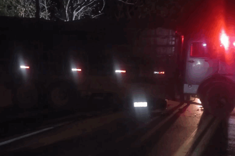 Motorista morre após bater em caminhão atravessado na BR-040 em Luziânia